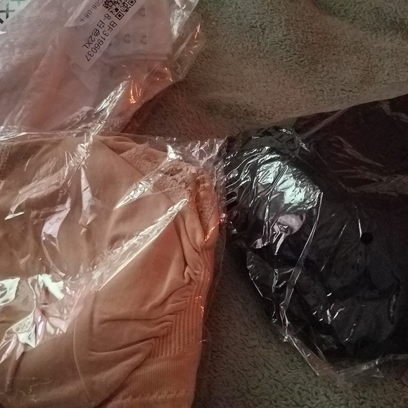 Bras - Picture 4 of 4